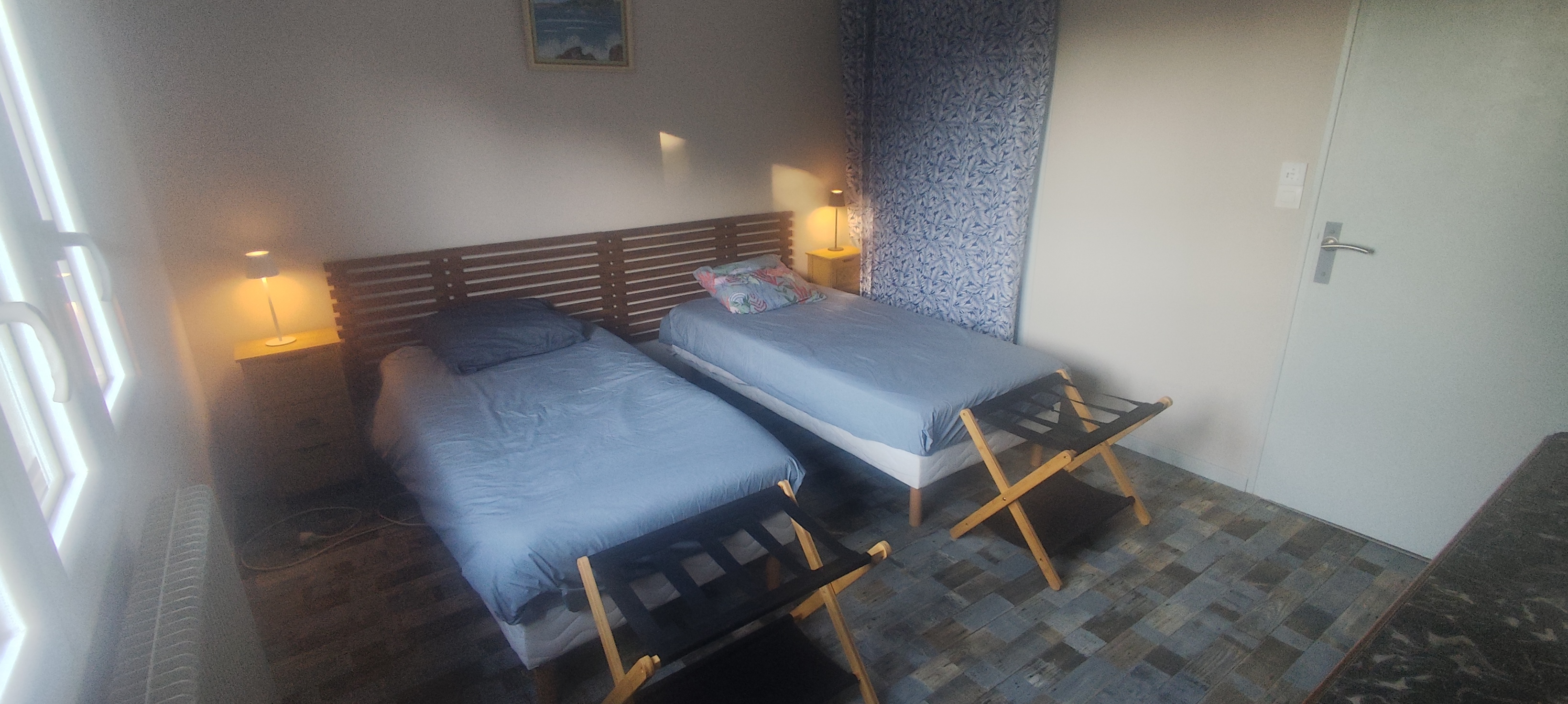 Chambre avec deux lits et porte-bagages