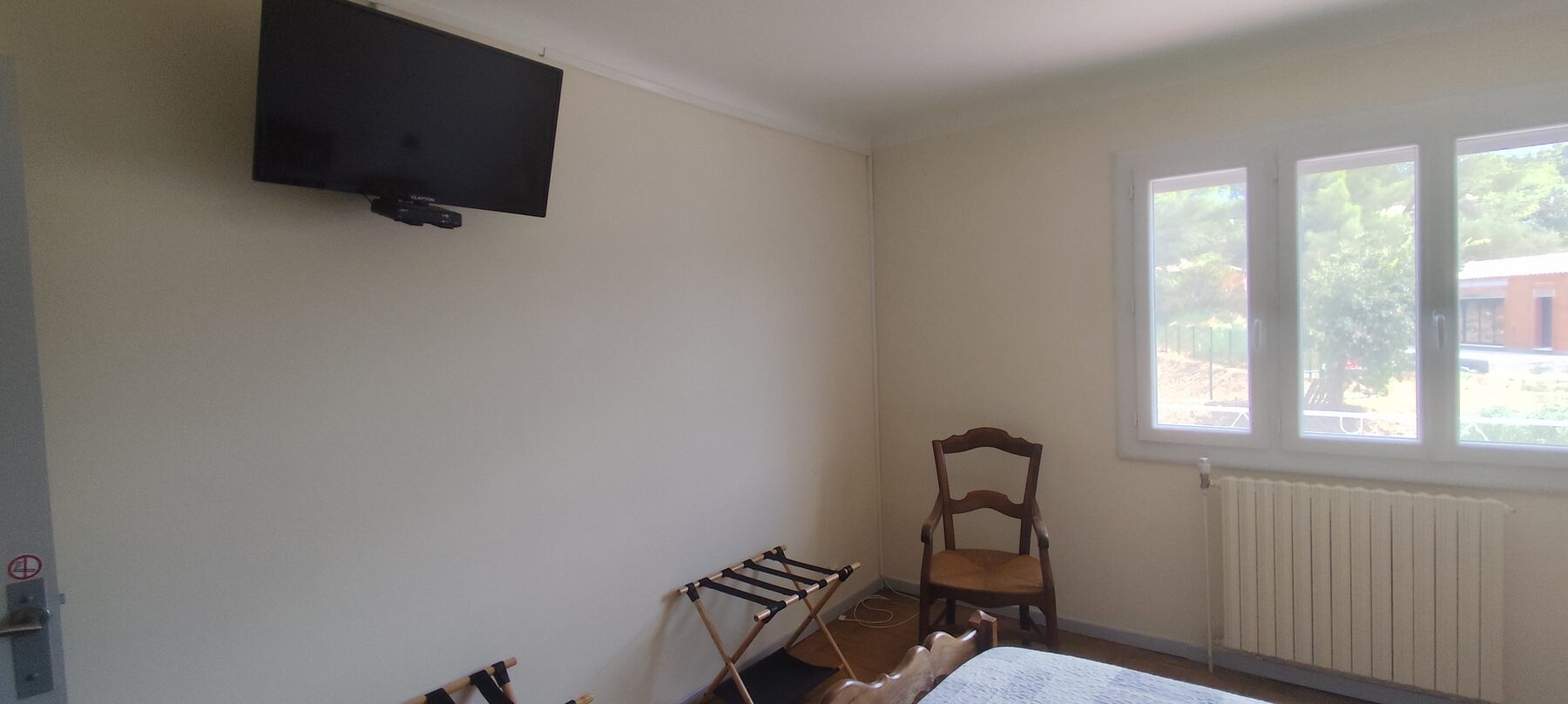 Chambre avec deux lits jumeaux en bois clair