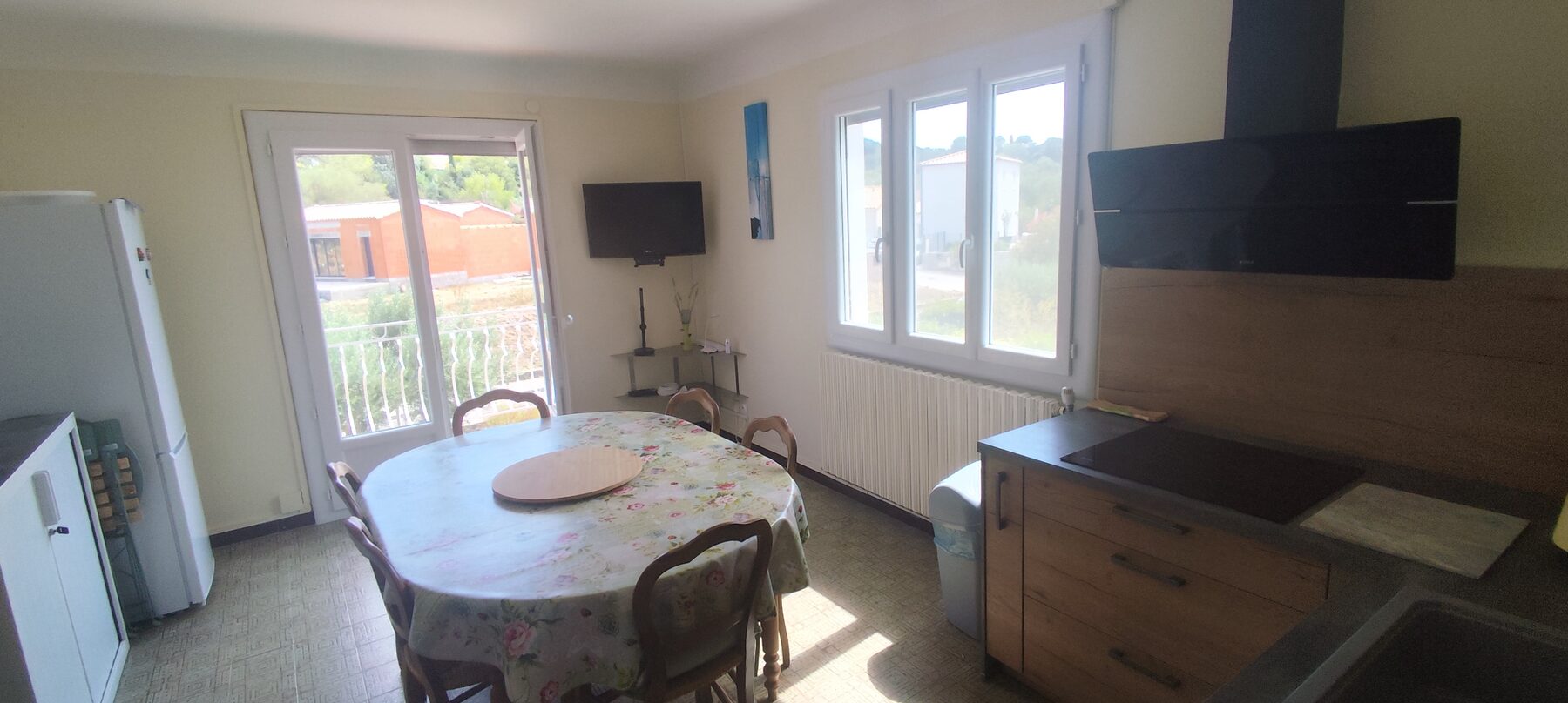 Cuisine équipée et table à manger