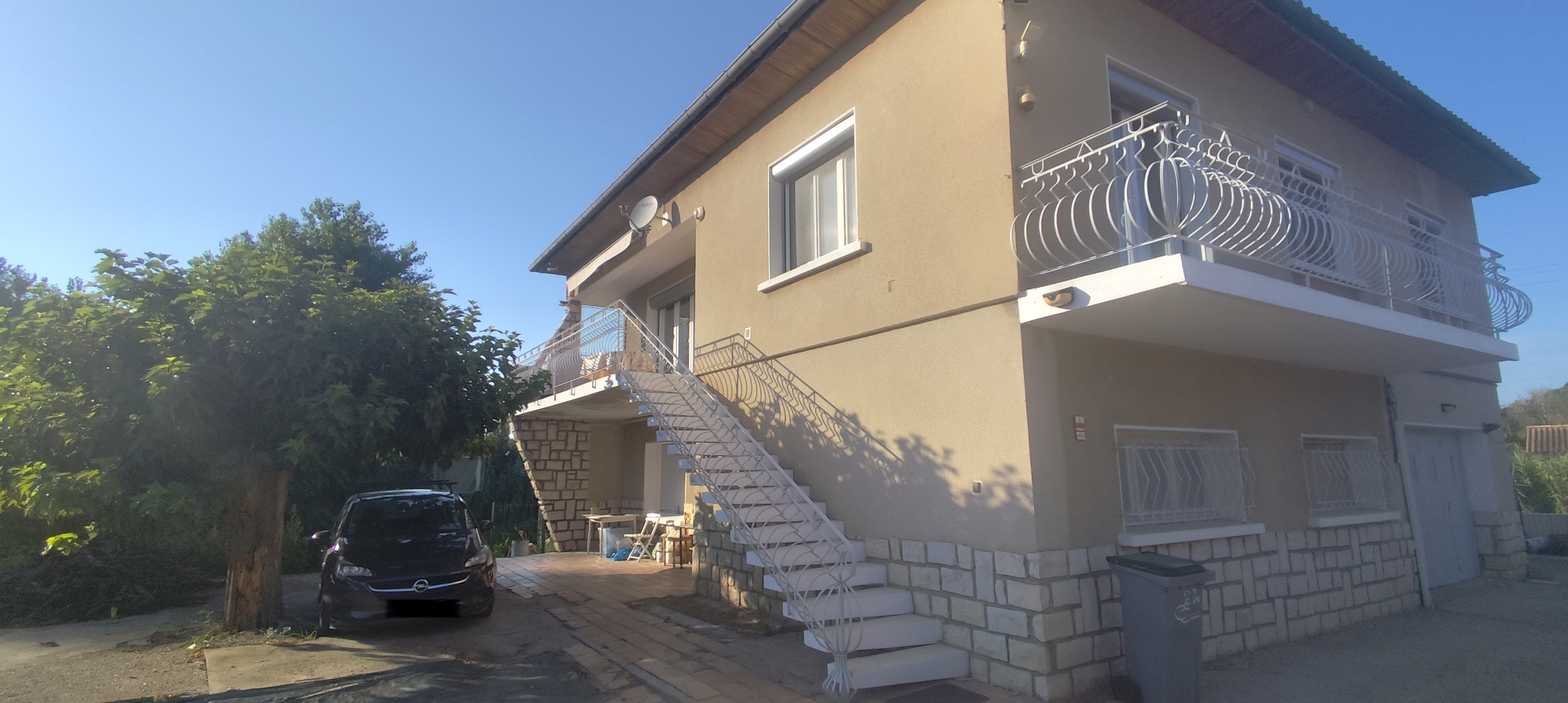 Escalier extérieur menant à la terrasse